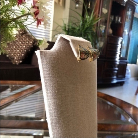 Vintage Floral Print Clip On Earrings
Preowned good condition no flaws - Picture 2 of 4